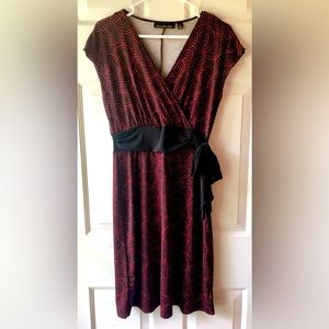 Briggs New York Red Black Circle Print Side Tie Sash Poly Knit Dress Size Small